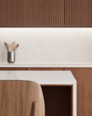 Bu şık mutfak tasarımı modern estetiği sergilerken doğal maddeleri de içeriyor ve sıcak tonlara davet ediyor.