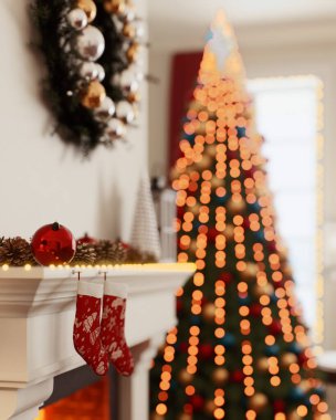 Çok güzel dekore edilmiş bir Noel sahnesinde samimi ve davetkar bir şöminenin yanında bir şenlik ağacı sergileniyor.