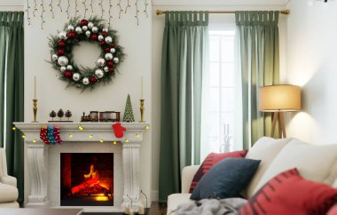 Hoş ve sıcak bir oturma odası. Renkli tatil süslemeleriyle süslenmiş. Neşeli bir ortam yaratıyor.