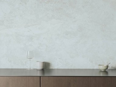 Sükunetli, minimalist bir mutfak tasarımı. Güzel desenli bir duvar ve şık bir tezgah yüzeyi var.