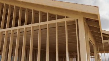 Çerçeve inşaatı. İnşaat halindeki bir çerçevenin kavramsal videosu. Mavi gökyüzüne karşı ahşap kiriş ve duvar. 3d canlandırma