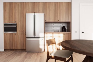 Bu şık ve şık mutfak güzel ahşap dolapların yanında paslanmaz çelik aletler sergiliyor.