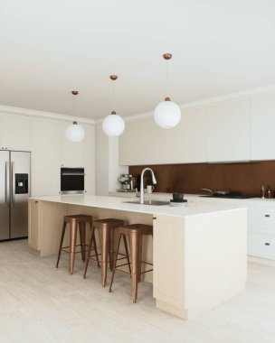 Bu gösterişli, çağdaş mutfak vitrinleri sıcak aksanlar ve davetkar özelliklerle tamamlanmış zarif bir tasarım sergiliyor.