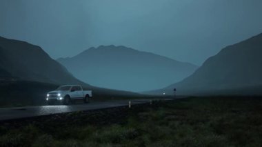 Gizem ve macera hissi uyandıran sisli bir dağ yolu sahnesi, çeşitli seyahat temaları için mükemmel. 3d canlandırma