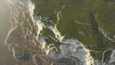 El değmemiş beyaz uçurumların hava manzarası güzellikle sergilenen doğaları benzersiz bir sükunet ve güzellik. 3d canlandırma