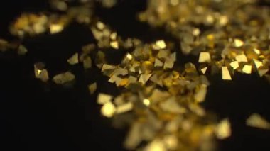 Büyüleyici ve güzel altın konfeti parçacıkları karanlıkta zarif bir şekilde yüzüyor ve çarpıcı bir görüntü yaratıyorlar. 3d canlandırma