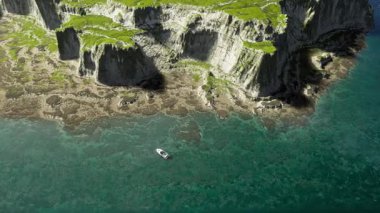 Nefes kesici bir hava manzarası, sakin mavi sularla mükemmel bir şekilde buluşan canlı yeşil uçurumları sergiliyor. 3d canlandırma