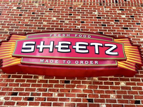 Dükkanlarından birinin duvarına levha asmışlar..