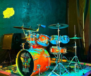 bir plak dükkanında sergilenen davul seti.