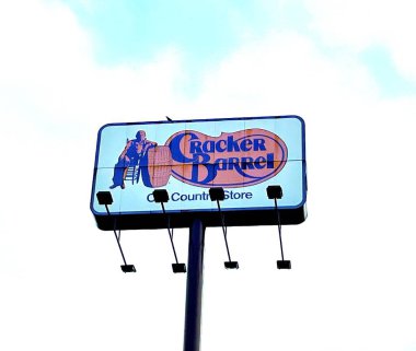 Cracker Barrel restoranlarından ve mağazalarından birinin reklamını yapıyor..