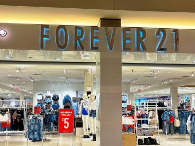 Alışveriş merkezinde bir Forever 21 mağazası.