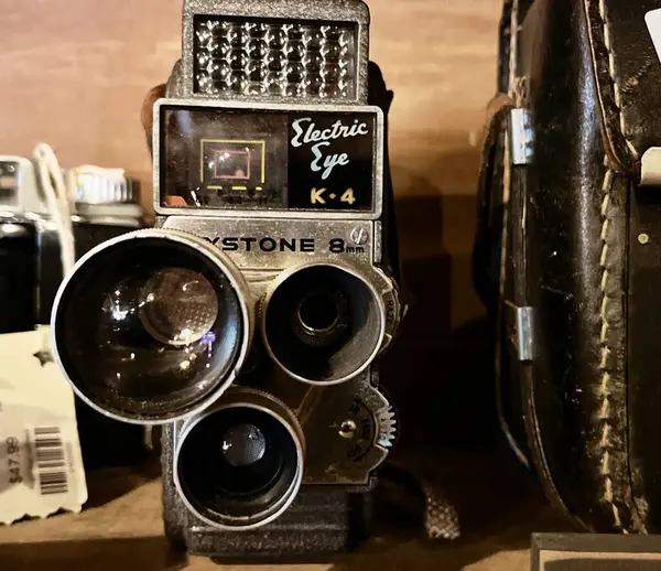 Bir antikacıda Keystone film kamerası.