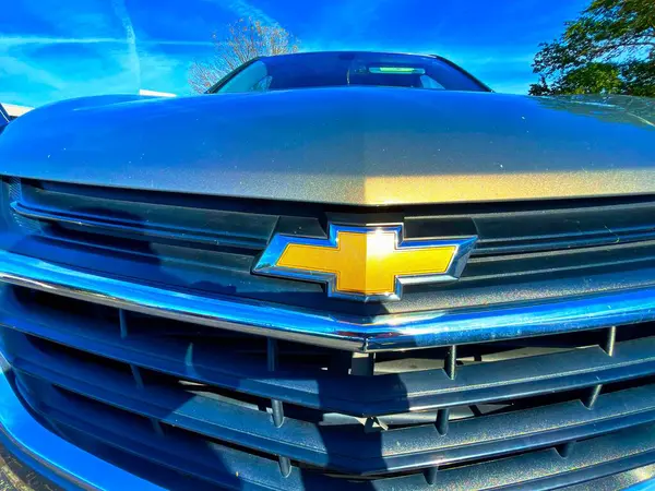 Chevy otomobilinin ön görüntüsü.