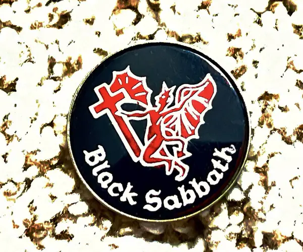 Black Sabbath halıdaki broş