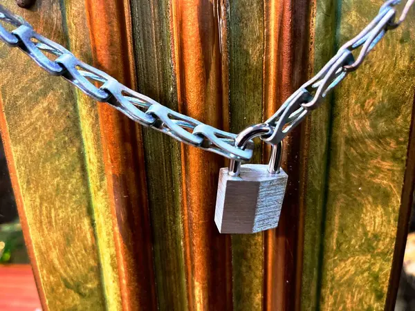 Dolap kapısını kilitle.