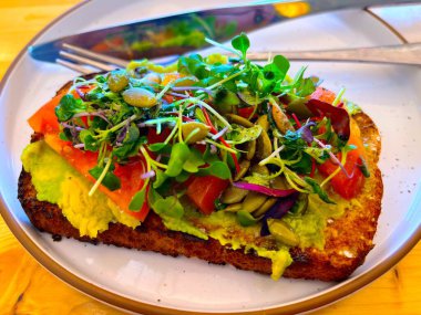 Tabakta avokado tostu.