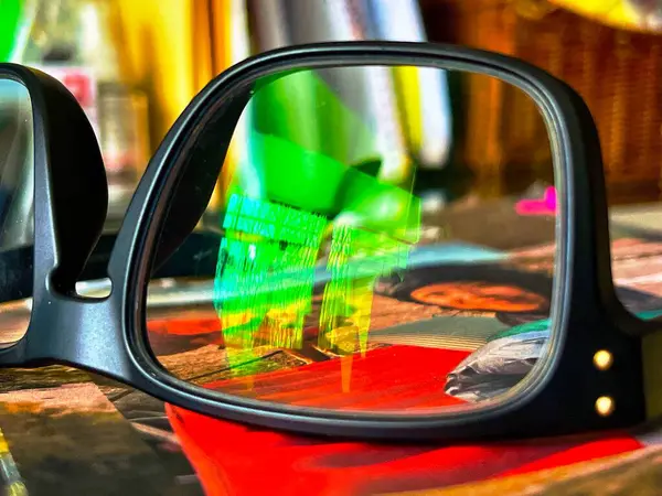 Gözlüklerdeki lenslerin yakın görüntüsü.