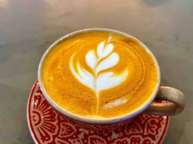 fincan cappuccino bir tablo