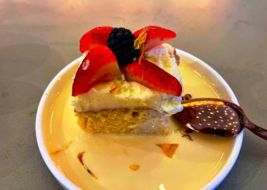Küçük bir tabakta Tres Leches Keki.