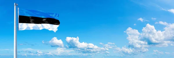 ธงเอสโตเน ฐของย โรป ธงโบกบนท องฟ าในเมฆท สวยงาม แบนเนอร แนวนอน — ภาพถ่ายสต็อก