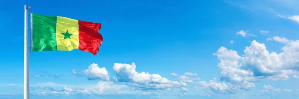 ธงเซเนก ฐแอฟร ธงคล นบนท องฟ าในเมฆท สวยงาม แบนเนอร แนวนอน — ภาพถ่ายสต็อก