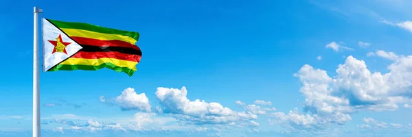 Flaga Zimbabwe Macha Wietrze Pięknym Letnim Błękitnym Niebie — Zdjęcie stockowe