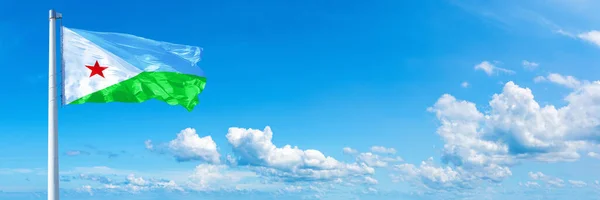 Flaga Dżibuti Macha Wietrze Pięknym Letnim Błękitnym Niebie — Zdjęcie stockowe