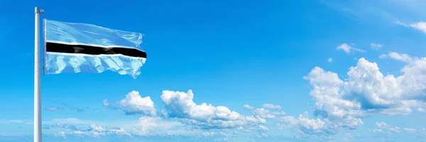 Botswana Flagge Weht Wind Einem Schönen Sommerblauen Himmel — Stockfoto
