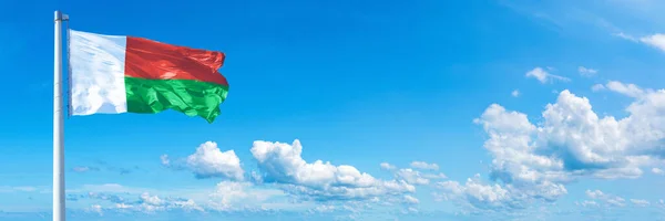 Flaga Madagaskaru Macha Wietrze Pięknym Letnim Błękitnym Niebie — Zdjęcie stockowe