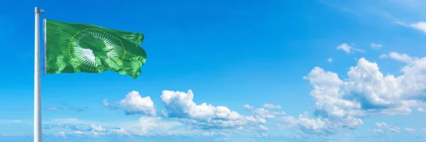 Güzel Bir Yaz Mavi Gökyüzünde Rüzgarda Dalgalanan Afrika Birliği Bayrağı — Stok fotoğraf