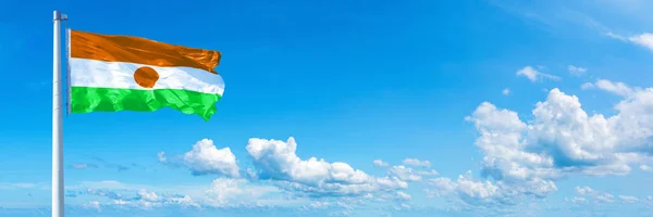 Nijer Bayrağı Güzel Bir Yaz Mavi Gökyüzünde Rüzgarda Dalgalanıyor — Stok fotoğraf