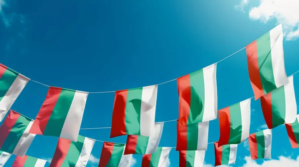 Bulgaristan Bayrakları Gökyüzüne Karşı Bayraklar Dikey Asılı — Stok fotoğraf
