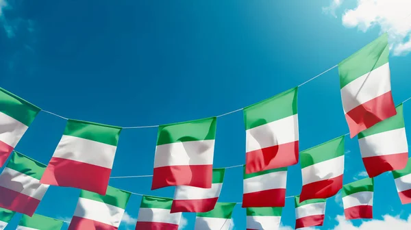Vlaggen Van Italië Tegen Lucht Vlaggen Verticaal Hangend — Stockfoto
