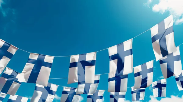 Σημαίες Της Φινλανδίας Στον Ουρανό Σημαίες Που Κρέμονται Κάθετα — Φωτογραφία Αρχείου