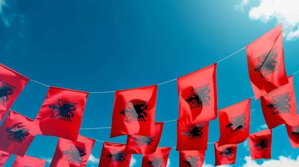 Arnavutluk Bayrağı Gökyüzünde Bayraklar Dikey Asılı — Stok fotoğraf