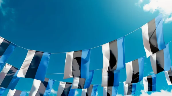 Estonya Bayrağı Gökyüzüne Karşı Bayraklar Dikey Asılı — Stok fotoğraf