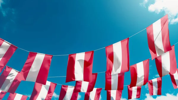 Avusturya Bayrağı Gökyüzünde Bayraklar Dikey Asılı — Stok fotoğraf