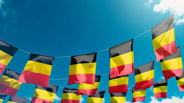 Belçika Bayrağı Gökyüzünde Bayraklar Dikey Sallanıyor — Stok fotoğraf