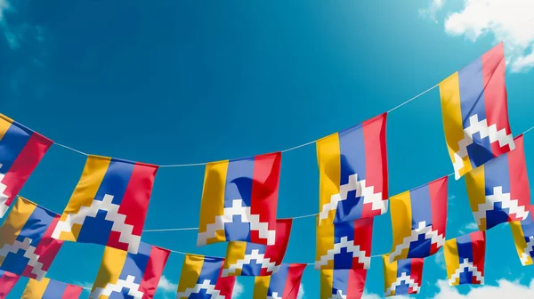 Artsakh Bayrağı Gökyüzünde Bayraklar Dikey Sallanıyor — Stok fotoğraf