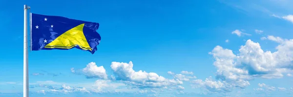 Tokelau Bayrağı Avustralya Eyaleti Güzel Bulutlarda Mavi Gökyüzünde Dalgalanan Bayrak — Stok fotoğraf