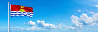 Kiribati Bayrağı - Avustralya eyaleti, güzel bulutlarda mavi bir gökyüzünde dalgalanan bayrak - yatay bayrak