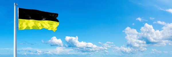 バーデン ヴュルテンベルク州旗 ドイツの状態は 美しい雲の中に青空に手を振って旗 水平方向のバナー — ストック写真