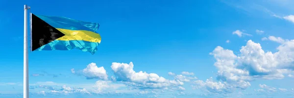 巴哈马国旗 美国国家 在蓝天上飘扬着美丽的云彩 水平旗 — 图库照片
