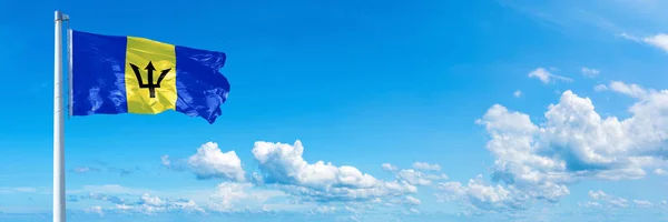 Bandeira Barbados Estado América Bandeira Acenando Céu Azul Belas Nuvens — Fotografia de Stock