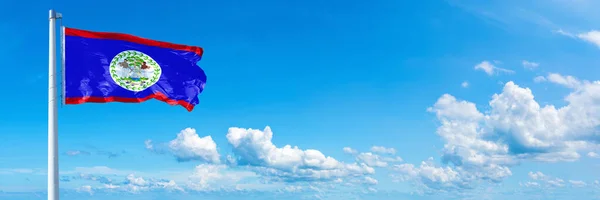 伯利兹 美国国旗 在蓝天上飘扬着美丽的云彩 水平旗 — 图库照片