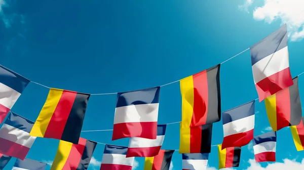 Fransa Almanya Nın Bayrağı Gökyüzünde Bayraklar Dikey Sallanıyor — Stok fotoğraf