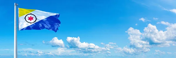 Bonaire Flag Amerikan Valtio Lippu Heiluttaa Sinistä Taivasta Kauniissa Pilvissä — kuvapankkivalokuva