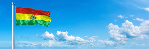 Bandeira Bolívia Estado América Bandeira Acenando Céu Azul Belas Nuvens — Fotografia de Stock