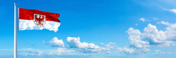 ブランデンブルク旗 ドイツの状態は 美しい雲の中に青空に手を振って旗 水平方向のバナー — ストック写真