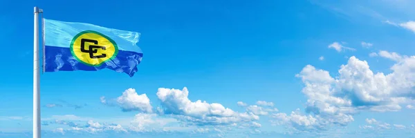 Karayipler Topluluğu Bayrağı Amerika Eyaleti Mavi Gökyüzünde Dalgalanan Güzel Bulutlar Stok Fotoğraf